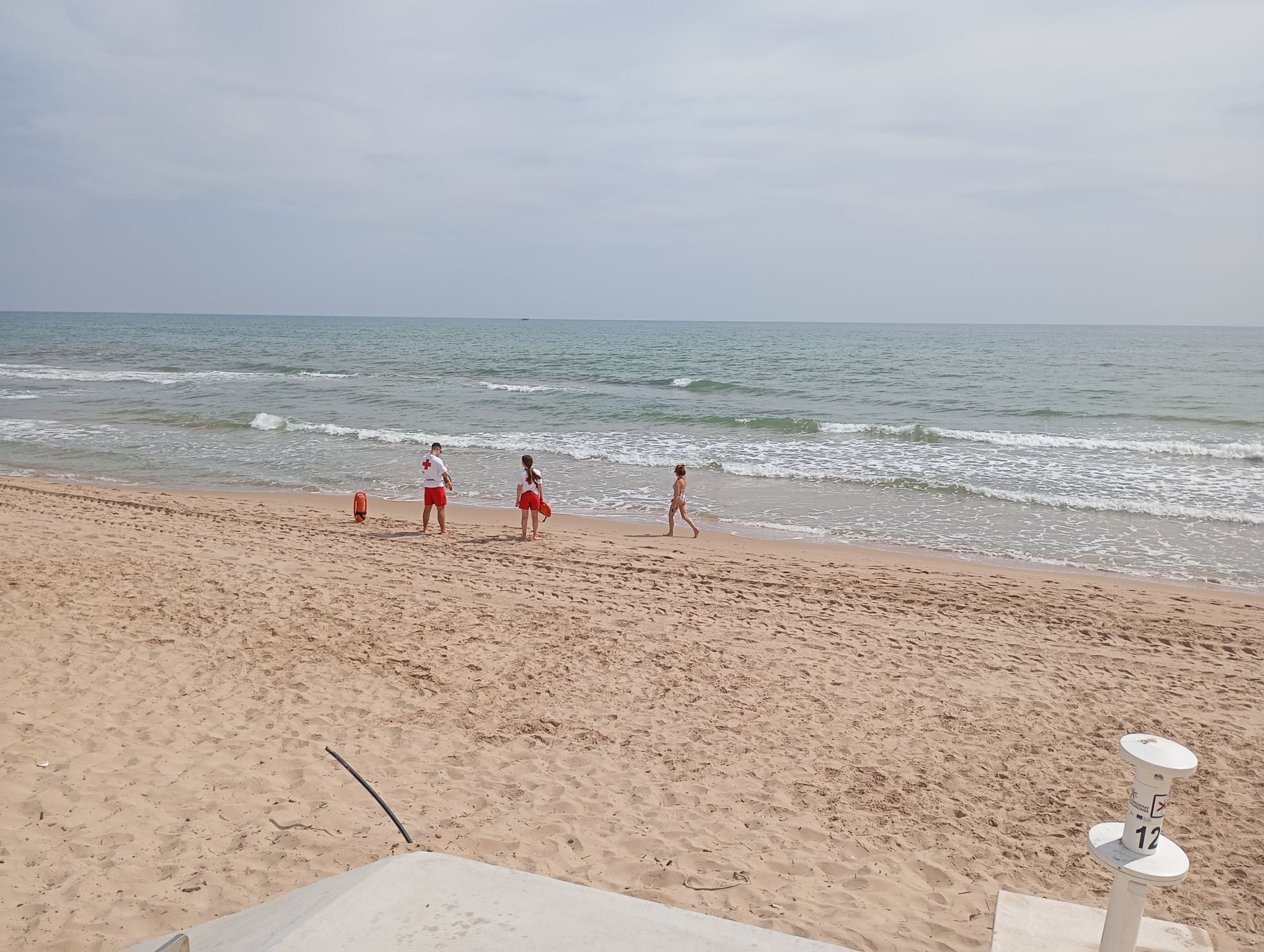 Siete playas de la Safor siguen cerradas a la espera de los resultados de los análisis del vertido