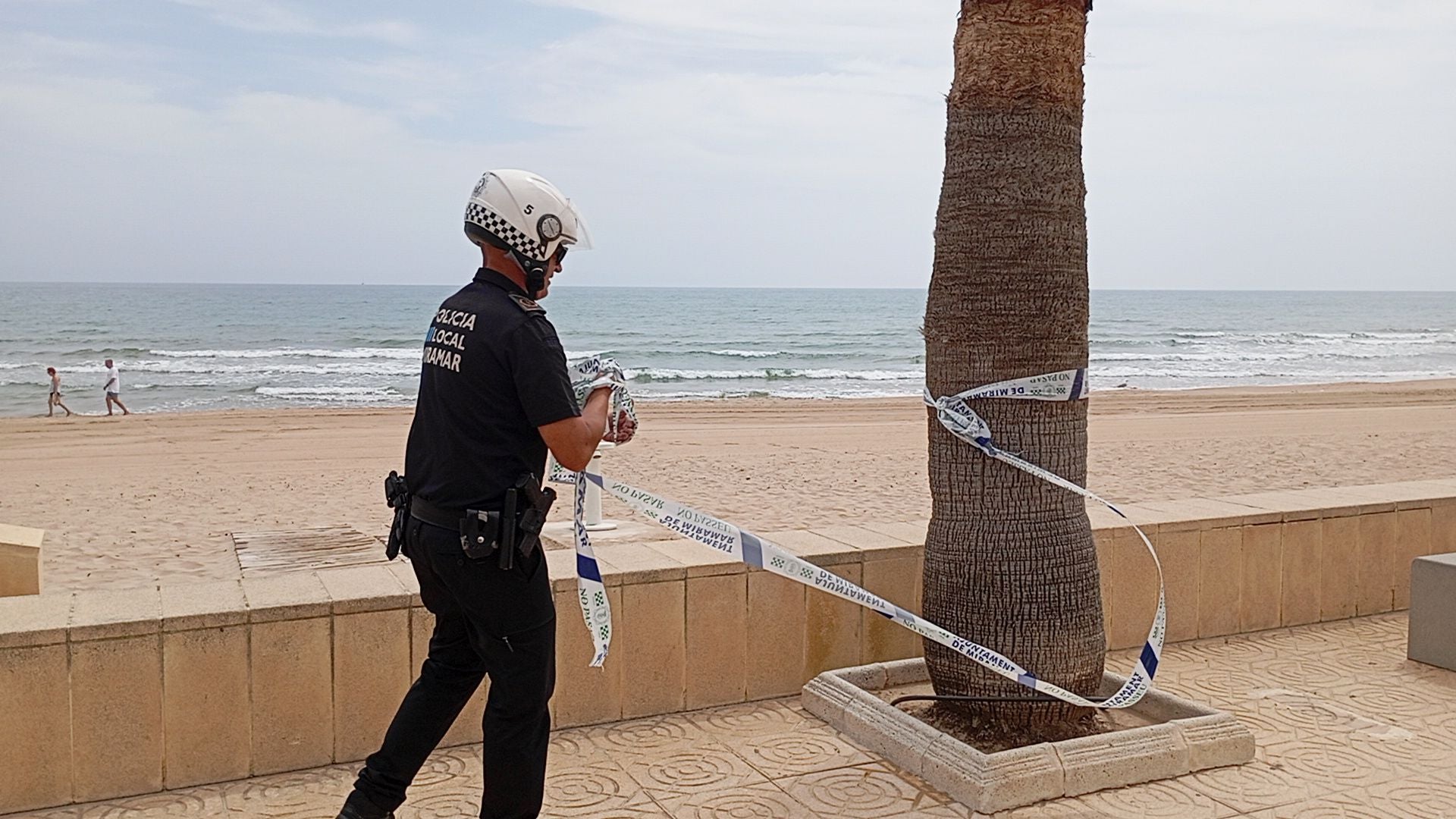 Siete playas de la Safor siguen cerradas a la espera de los resultados de los análisis del vertido