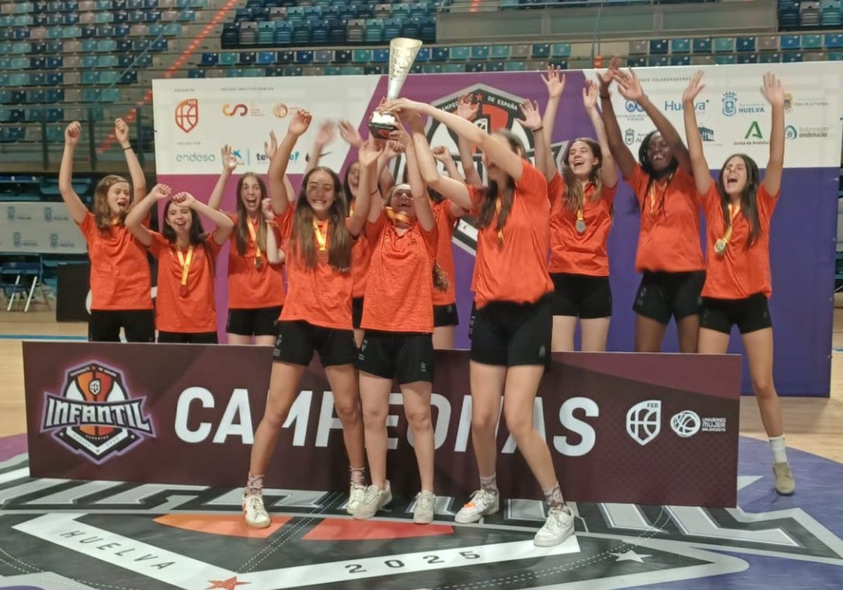 El equipo infantil del Valencia Basket levanta el trofeo del Campeonato de España.