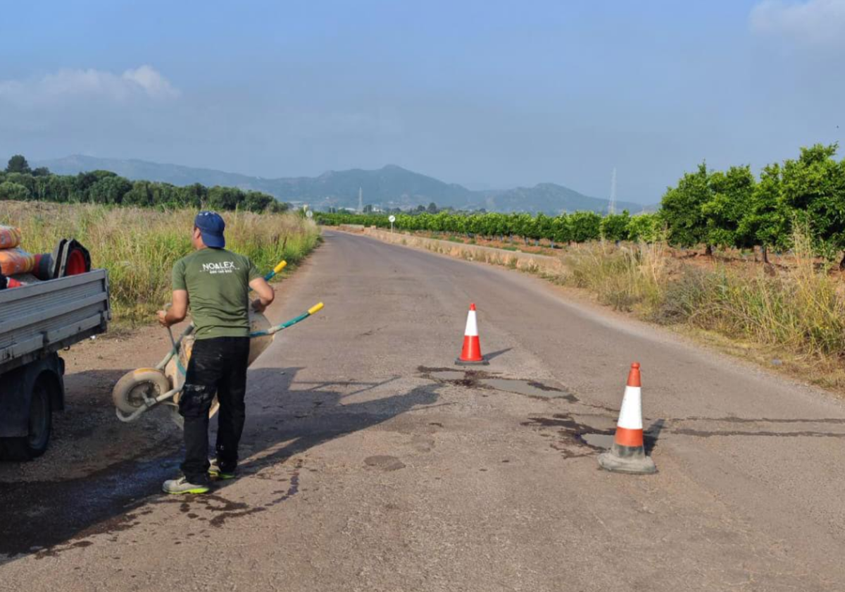 Almenara mejora el asfalto de 40 puntos de su término municipal