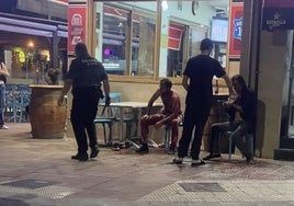 Los dos detenidos, y a su vez agredidos, por el crimen de Favara la noche del crimen.