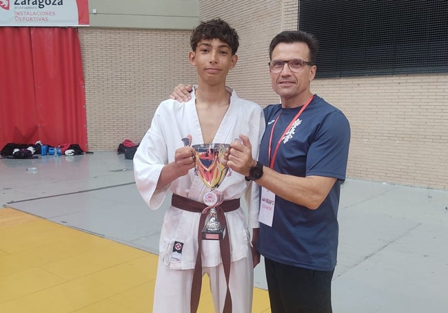 Iker Sánchez, competidor de Karate junto a su Shihan, José Antonio García.