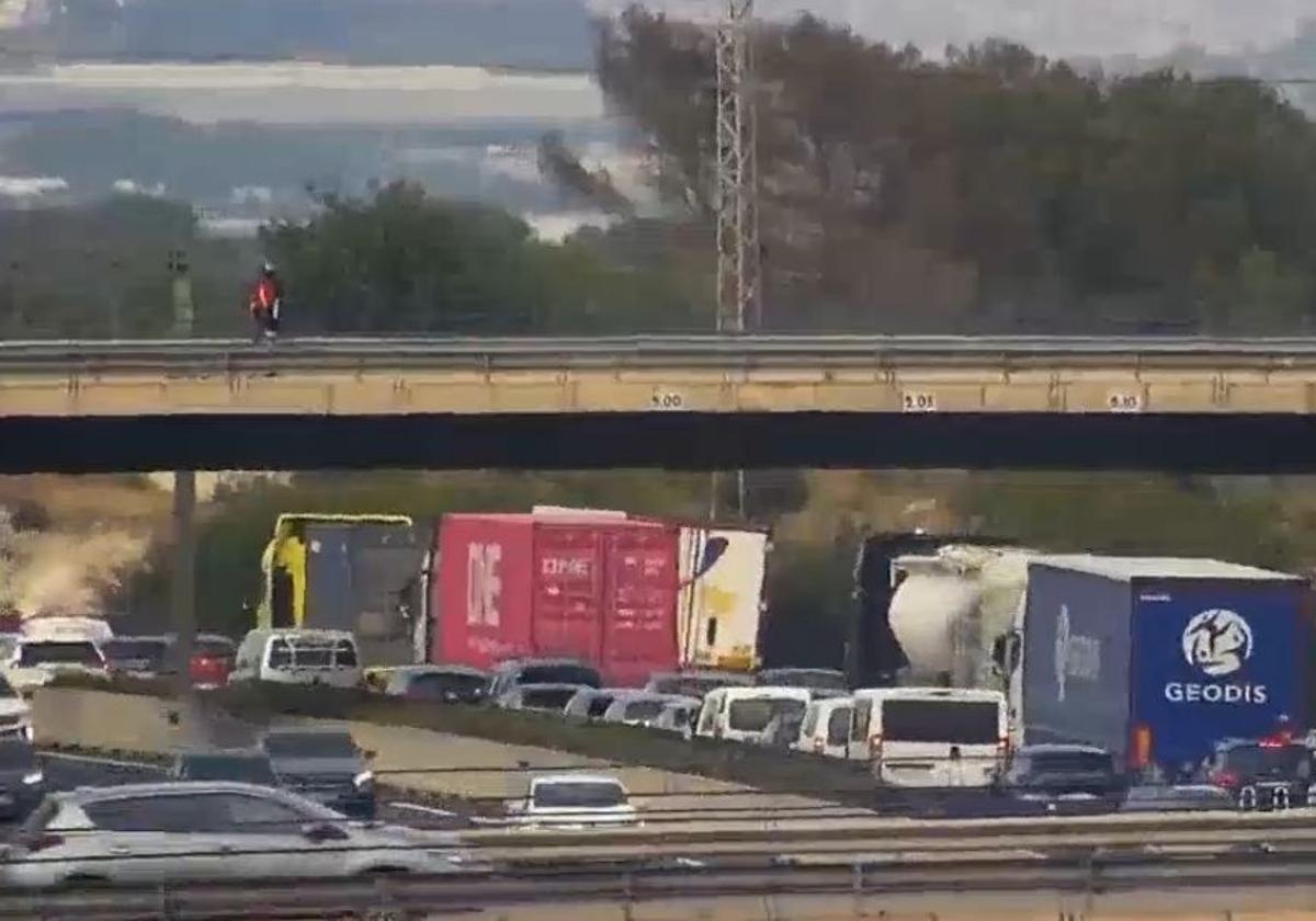 Un accidente en el by-pass provoca un gran colapso en Valencia