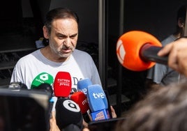 Ábalos, en la puerta del patio de su domicilio, tras el registro.