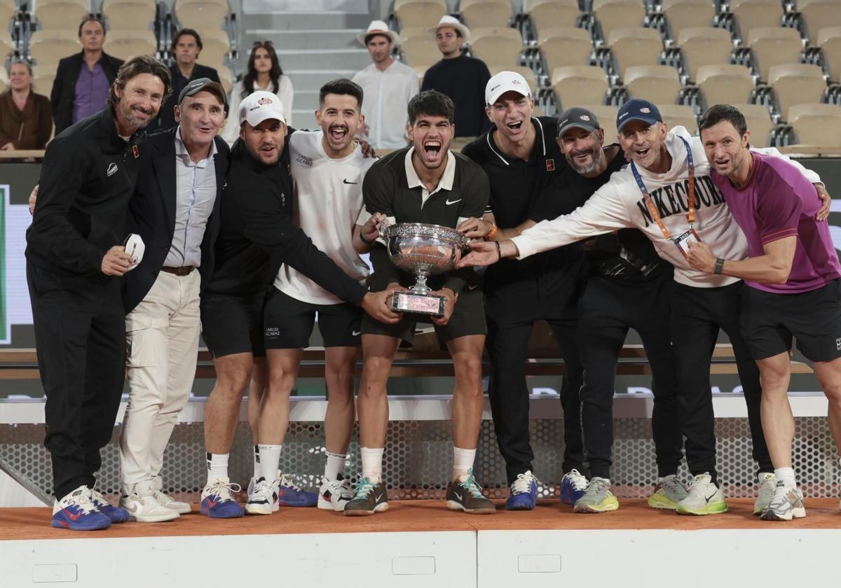 El equipo que acompaña a Alcaraz. De izquierda a derecha: Ferrero, Albert Molina, Álvaro Alcaraz, Fran Rubio, Carlos Alcaraz, Juanjo López, Albert Lledó, Samuel López y Juanjo Moreno.