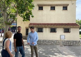 El concejal de Biesnestar Aninal, Juan Carlos Caballero, junto al edificio de la plaza de Zaragoza de Valencia.