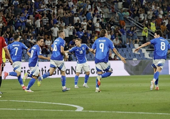 La selección italiana celebra uno de los goles ante Moldavia.