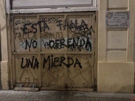 Pintada en la comisión Borrull-Socors: «Esta falla no ofrenda una mierda»