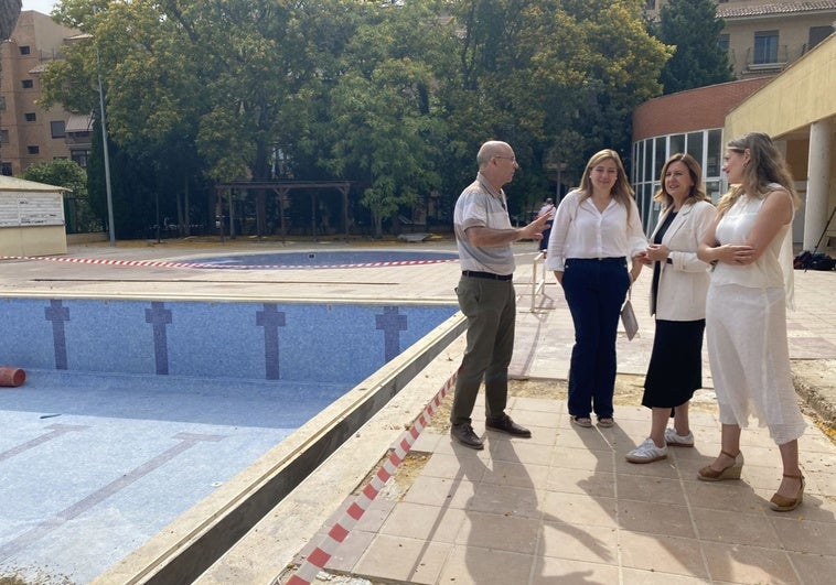 Visita de la alcaldesa de Valencia, María José Ctaalá, y de la edil de Deportes, Rocío Gil, a las obras de la piscina de Castellar-l'Oliveral