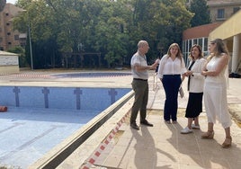 Visita de la alcaldesa de Valencia, María José Ctaalá, y de la edil de Deportes, Rocío Gil, a las obras de la piscina de Castellar-l'Oliveral