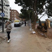 Maquinaria para la reconstrucción en una calle de Paiporta el pasado marzo.