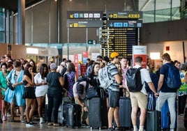 Pasajeros en el aeropuerto de Manises.