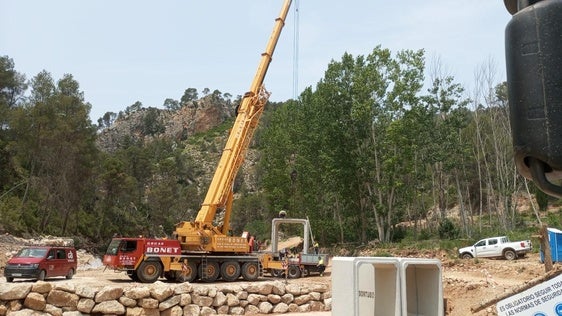 Instalación de estructuras en uno de los puentes de Sinarcas.