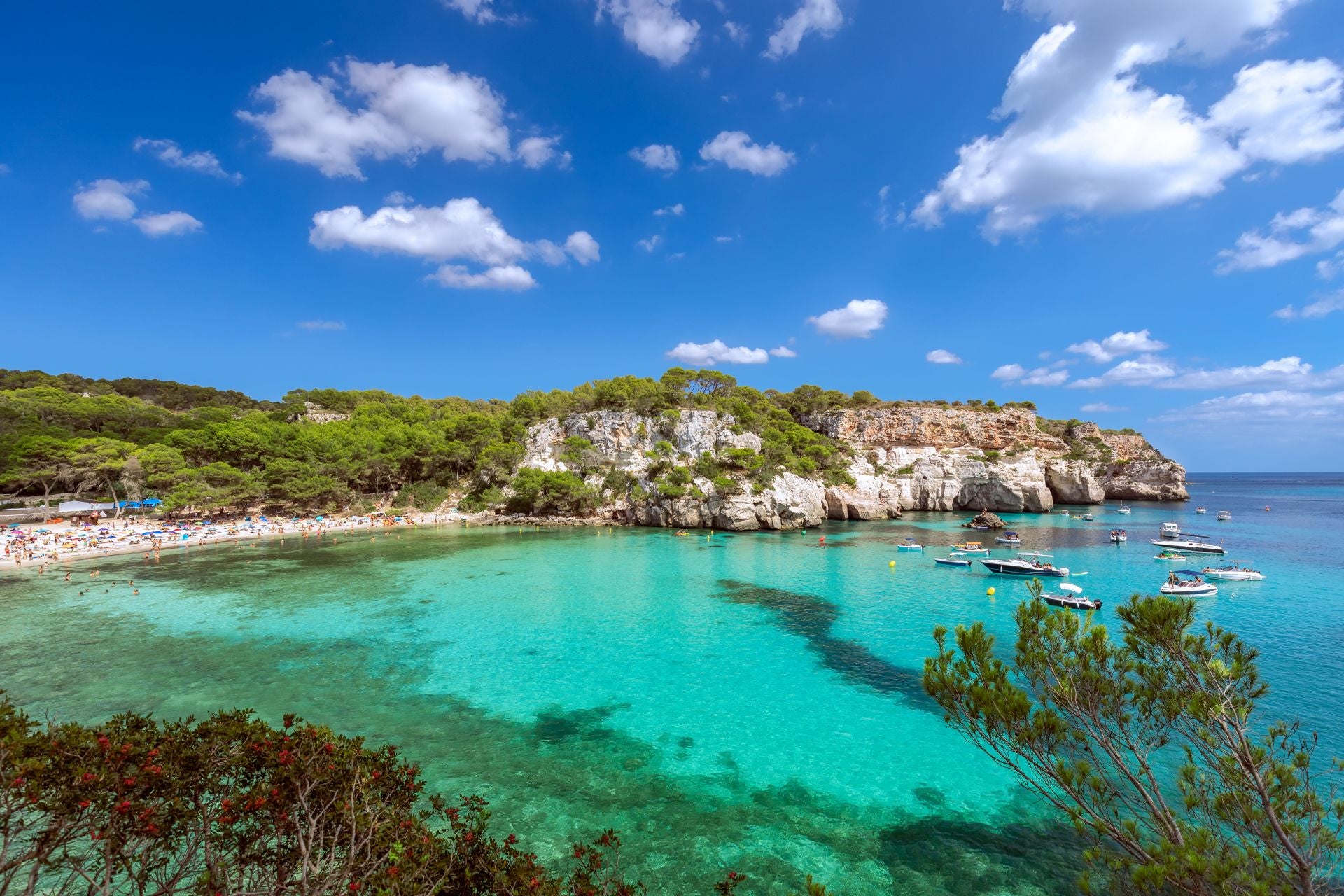 Cala Macarella, Menorca, Islas Baleares (España). Está a 14 kilómetros de Ciutadella y forma parte de Àrea Natural dEspecial Interès de la costa sur de Ciutadella. «Está considerada una de las playas más bellas de Menorca y es una de las más visitadas», indican. Protegida por el Plan Territorial Insular y por la Red Natura, «la icónica cala ofrece un paisaje espectacular: talud de arena, un agua cristalina y tranquila, una pendiente suave y una brisa marina. Este paisaje es típico del litoral meridional menorquín», destacan. «La costa gana altura, se vuelve agreste e inaccesible, excepto por la irrupción de mangas de mar, coincidentes con desembocaduras de escorrentías y barrancos, alumbrando bellas zonas de baño y excelentes refugios marítimos», añaden.