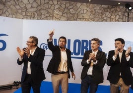 Mazón hace el signo de la victoria junto a Pérez, Feijóo y Barcala, el martes en Alicante.