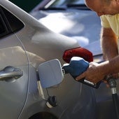 Un hombre pone gasolina en su coche.