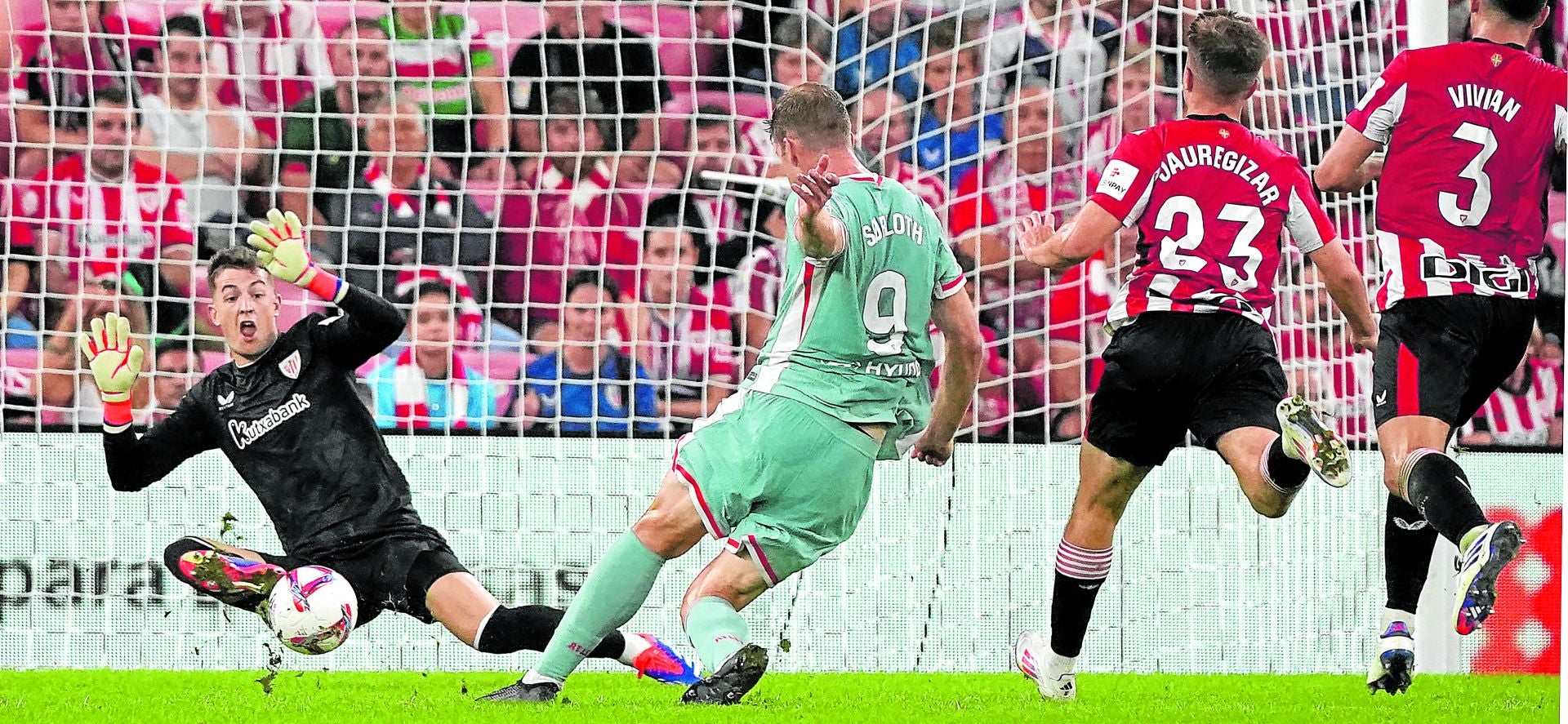 Agirrezabala, ante el atlético Sorloth.
