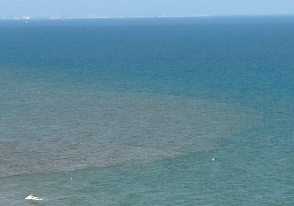 Mancha con las aguas turbias que vierte la Albufera en las playas de El Perellonet y El Perelló.