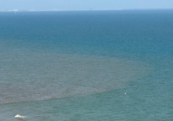 Mancha con las aguas turbias que vierte la Albufera en las playas de El Perellonet y El Perelló.