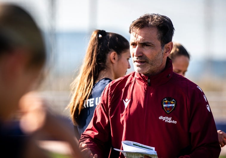 El Levante femenino se despide de su entrenador