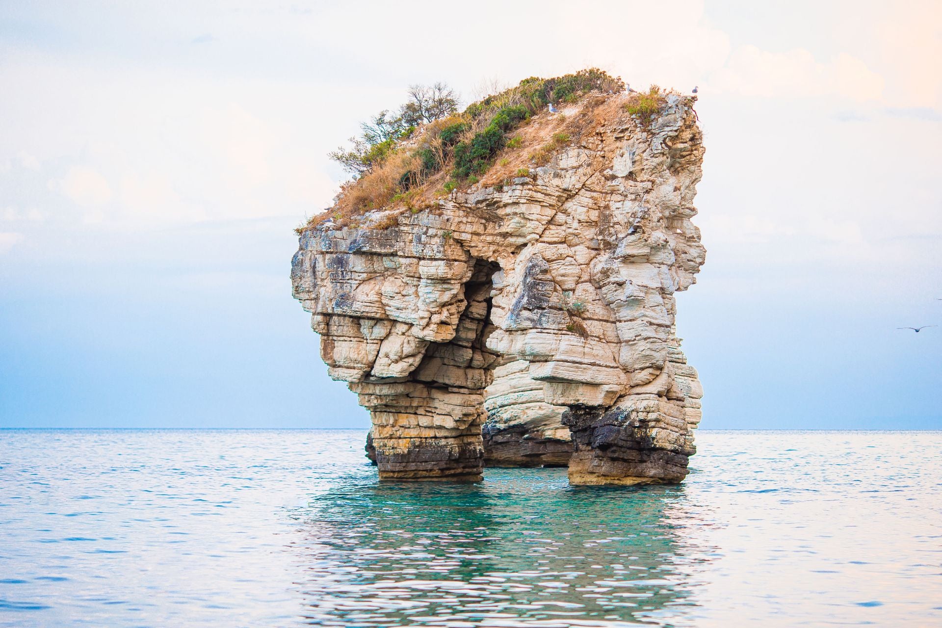 La bahía delle Zagare, Gargano, Puglia (Italia). La característica distintiva de esta playa, indican, son «un par de poderosos farallones de roca caliza esculpidos y modelados por el viento, son el emblema». Se trata de una de las localidades costeras «más exclusivas, célebres por su arena dorada mezclada con guijarros blancos y dividida en dos por un alto acantilado de piedra caliza». La playa está considera como una de las 10 más bonitas del mundo.