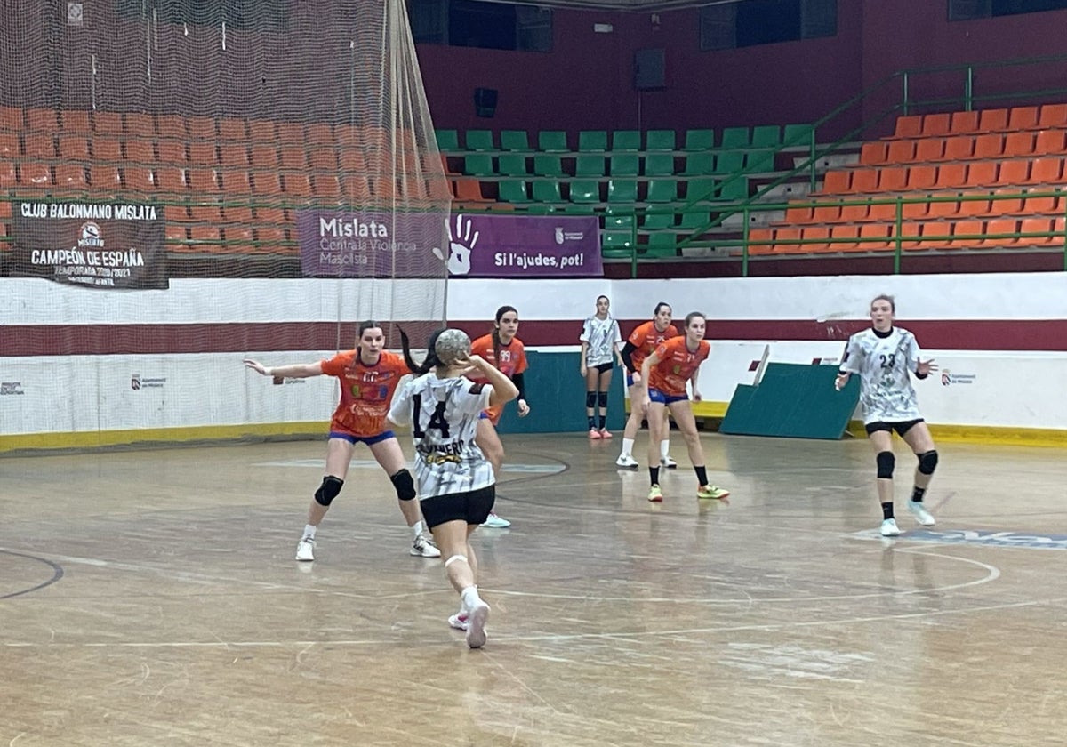 Un instante de un encuentro del Grupo USA Handbol Mislata.