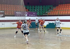 Un instante de un encuentro del Grupo USA Handbol Mislata.