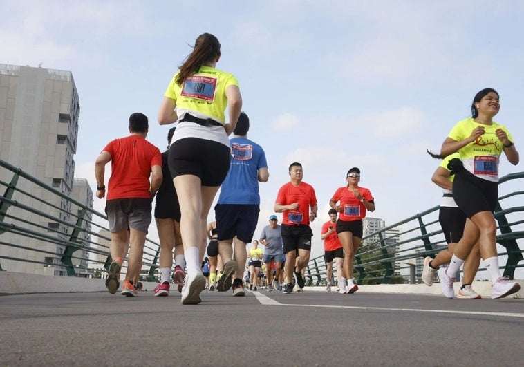 Corredores en la I Carrera Por la Discapacidad en el Puente de la Solidaridad.