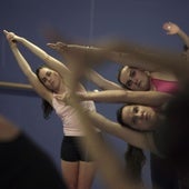 Clases de Bikram Yoga en una foto de archivo