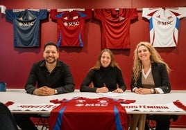 Enith Salón, en la firma con su nuevo equipo.
