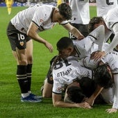 Los jugadores del Valencia celebran un gol de Hugo Guillamón.