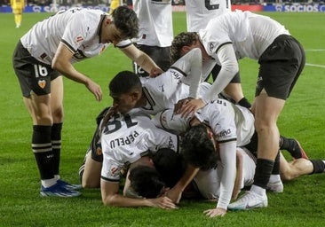 El futbolista del Valencia que se ha graduado en la universidad con Matrícula de Honor