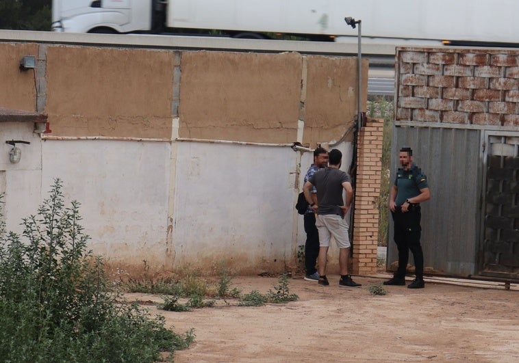 Agentes de la Guardia Civil siguen buscando al presunto maltratador por las inmediaciones de la vivienda donde fue localizada la víctima y las menores.