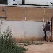 Agentes de la Guardia Civil siguen buscando al presunto maltratador por las inmediaciones de la vivienda donde fue localizada la víctima y las menores.