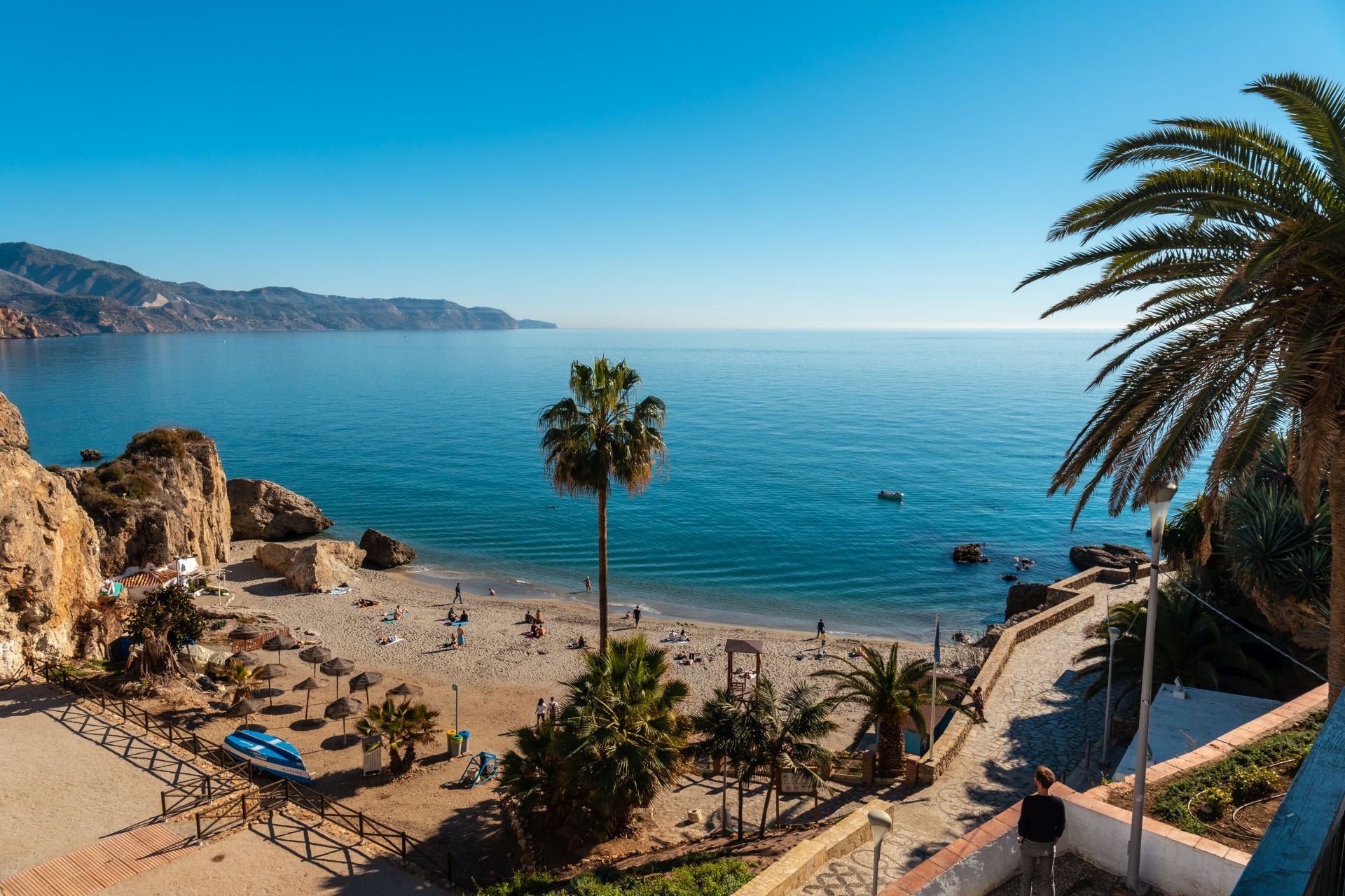 Playa de Calahonda, Málaga, Andalucía (España). Dicen de ella que se trata de la playa «más fotografiada y visitada de Nerja, debido, entre otras cosas a su céntrica situación próxima al Paseo del Balcón de Europa, un mirador con impresionantes vistas al mar Mediterráneo, y colindante con la cala del Chorrillo». Entre sus atractivos destacan «sus antiguas casas o almacenes construidos próximos a las rocas, de paredes blancas y puertas azules, que dotan a esta playa de un encanto particular». También hablan de su «arena oscura y oleaje moderado, es su belleza natural». Por último, indican que «su ubicación la convierte en un lugar ideal para practicar deportes acuáticos como el snorkel o el buceo». «En sus aguas transparentes se pueden ver peces de colores, pulpos y estrellas de mar».