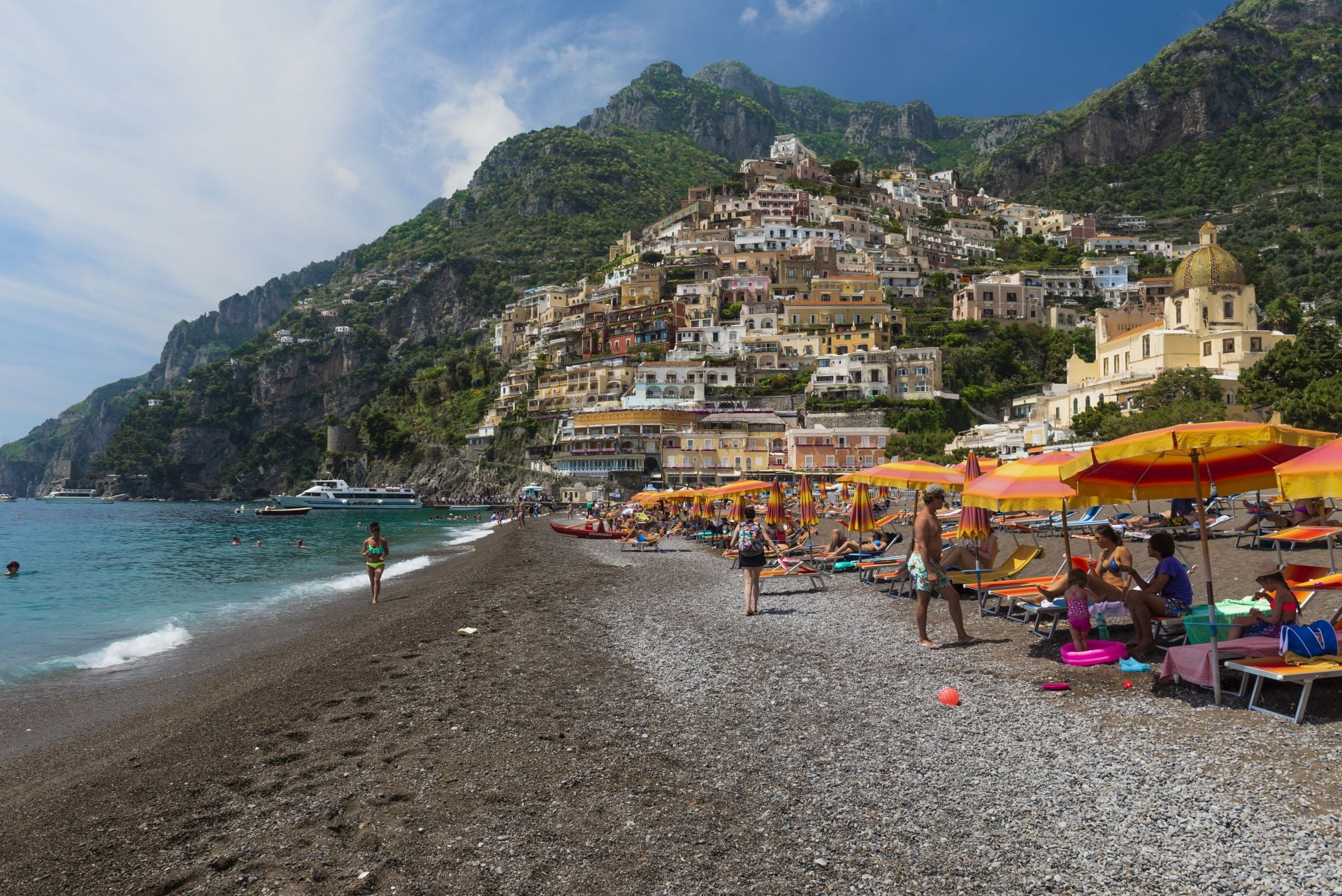 Playa de Marina Grande, Positano, Campania (Italia). «Una de las más famosas a lo largo de la Costa de Amalfi», señalan. De ella destacan «su pintoresca ubicación, enmarcada por los coloridos acantilados de Positano». Se encuentra a los pies de la famosa y evocadora iglesia de la ciudad, la Chiesa dell'Assunta. Tiene una extensión de unos 300 metros y está formada por guijarros y arena negra. «Ofrece una atmósfera animada, lujosos clubes de playa y aguas cristalinas. La vista desde la playa es única: en el horizonte se pueden ver los islotes de Li Galli o Sirenuse», añaden. Desde Jetcost desvelan, además que, «cuenta la leyenda que en estos islotes vivían las sirenas que intentaron encantar a Ulises con su canto». «Los precios por un día pueden variar entre 30 y 50 euros por una sombrilla y dos tumbonas. La playa también alberga el puerto principal de Positano, que sirve tanto para tours en barcos privados como para ferris públicos, una opción muy recomendable ya que la belleza de esta costa, Patrimonio de la Humanidad, se aprecia especialmente desde el mar».