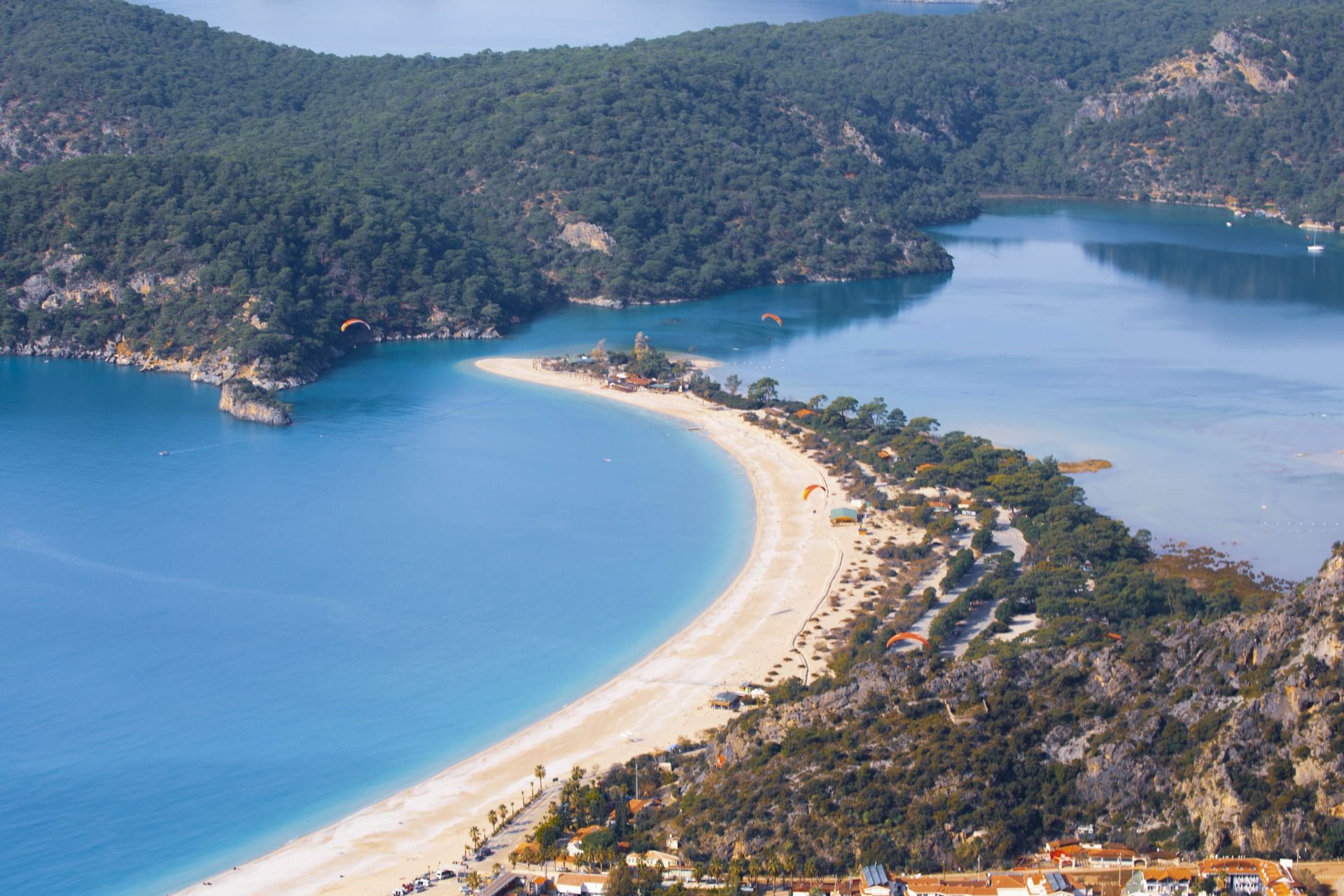 Playa Ölüdeniz, Costa Turquesa (Turquía). Se trata de un «paraíso» que, según cuentan, «se está convirtiendo en uno de los destinos de moda y ofrece una alternativa a los lugares convencionales de la zona del Mediterráneo debido a sus aguas cristalinas y ciudades milenarias». Esta playa es conocida por sus aguas de tonalidades turquesas que ofrecen una gran variedad de atracciones turísticas: recomiendan desde Jetcost practicar snorkel y «disfrutar de excelentes pide (pizza turca)». «También es el punto de partida para una de las rutas más grandes y conocidas de Turquía, la Vía Licia», añaden.