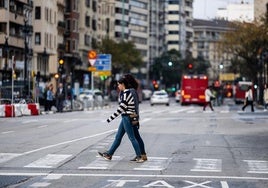 Personas pasean en Valencia.