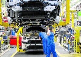 Operarios de Ford Almussafes trabajan en el interior de la fábrica.