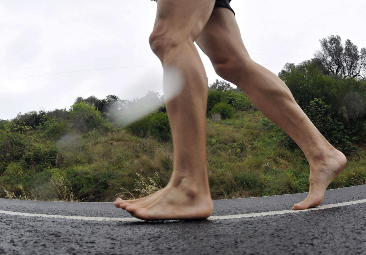 El farmacéutico y atleta Santiago Ruiz corrió descalzo en 2012 desde Granada hasta Motril