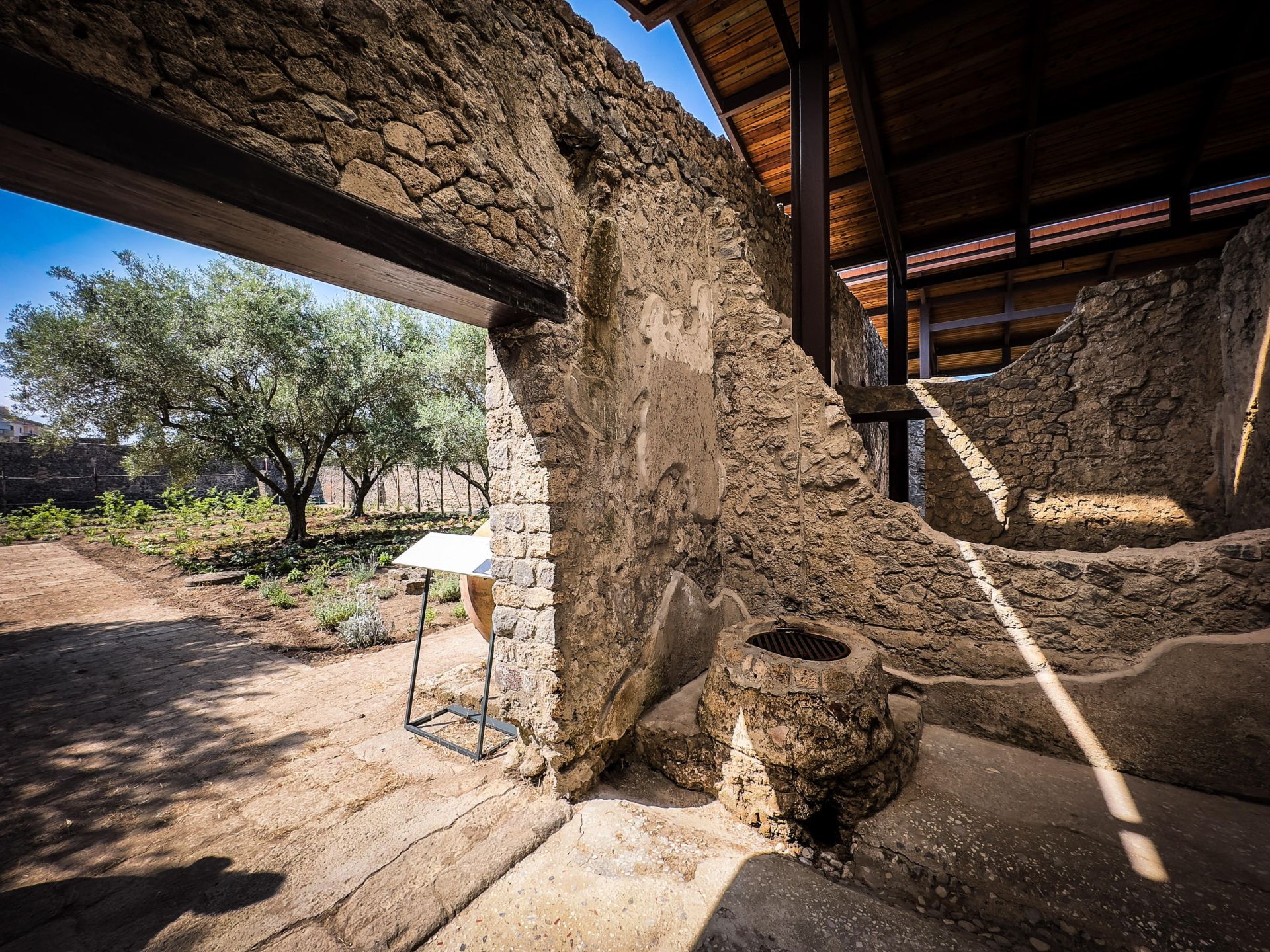Renace la Casa Jardín de Hércules en Pompeya