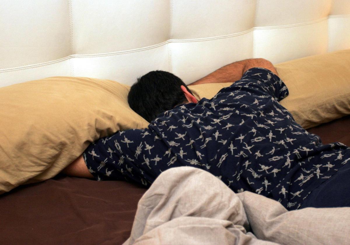 Un hombre durmiendo, imagen de archivo.