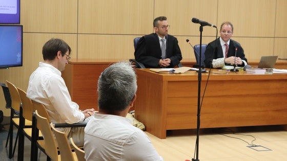 El condenado por la agresión agacha la mirada arrepentido, junto a la víctima, que también estaba acusado.