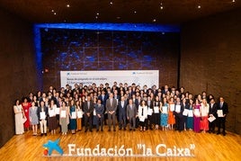 Foto de familia de los becados en la presente edición.