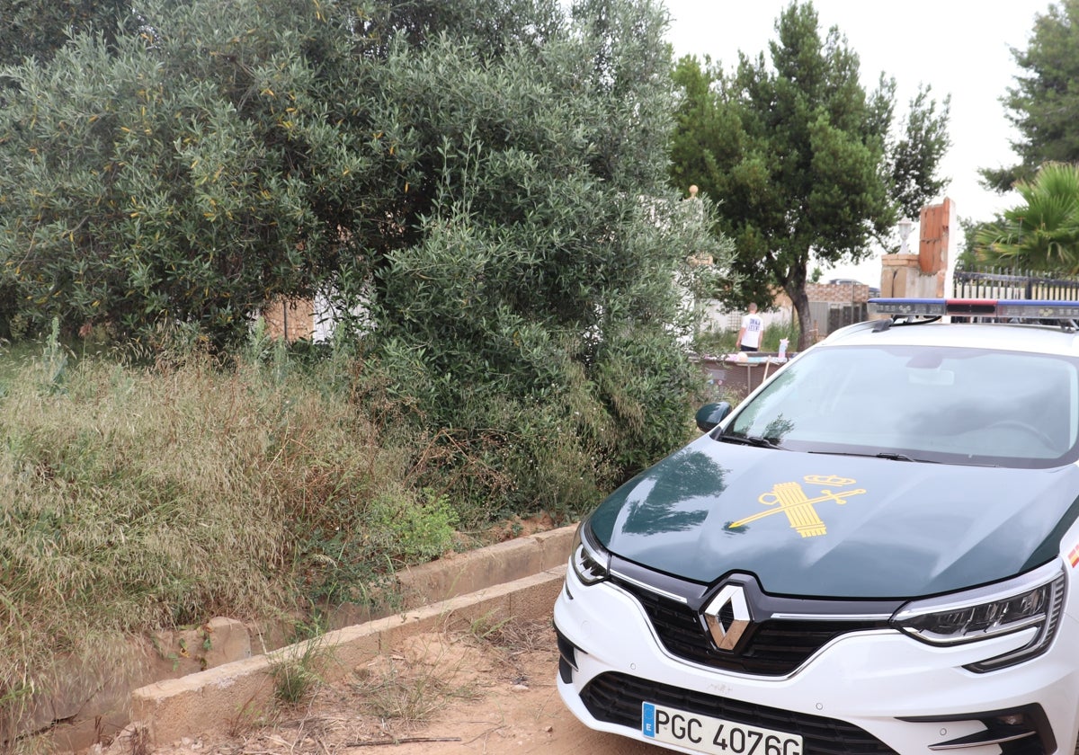 Un coche de la Guardia Civil junto a la casa donde fue agredida la victima.