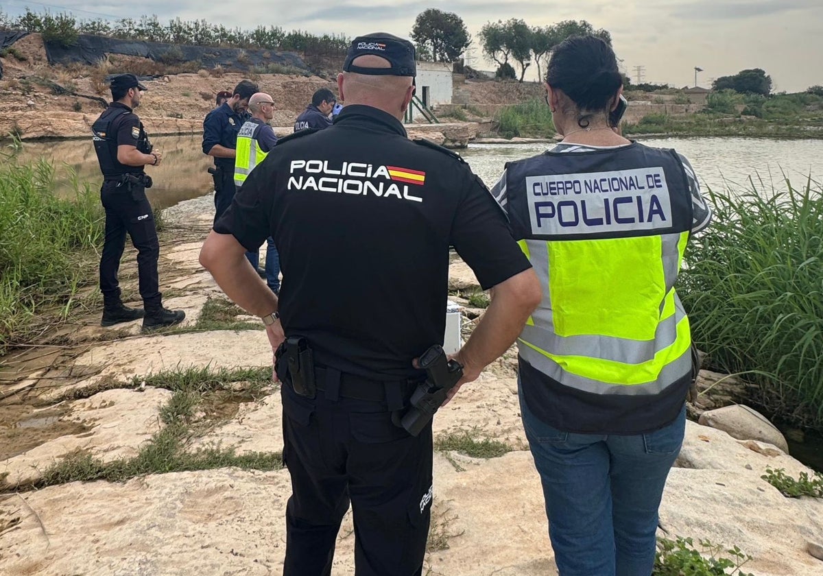 Varios policías, el lunes, en el paraje donde se ahogó el joven.