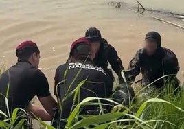 Un grupo de policías inspecciona el paraje donde se ahogó la víctima.