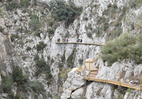Uno de los desfiladeros que va siguiendo el pantano.