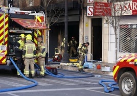 Varias dotaciones de bomberos actuando.