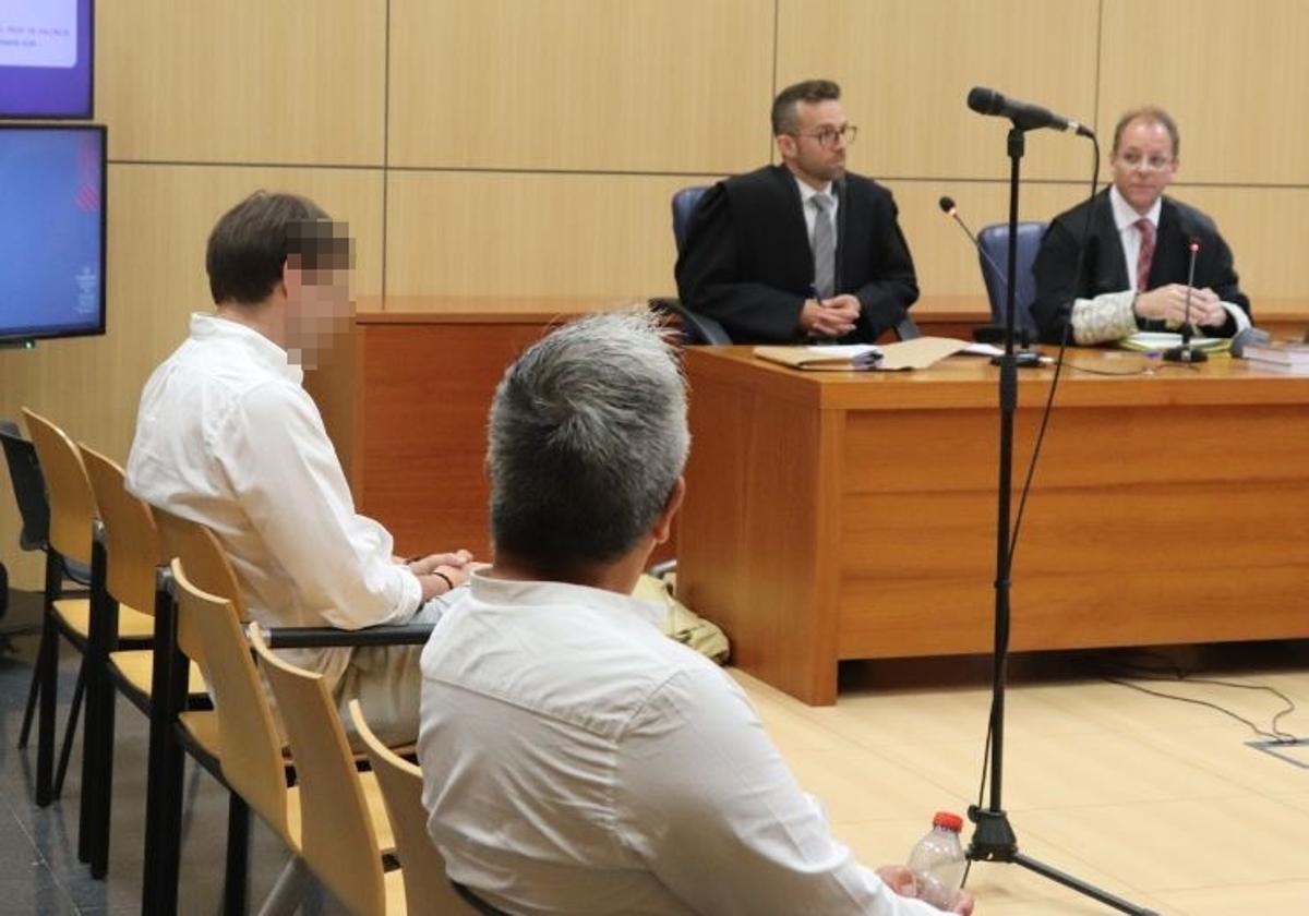 El condenado por la agresión agacha la mirada arrepentido, junto a la víctima, que también estaba acusado.